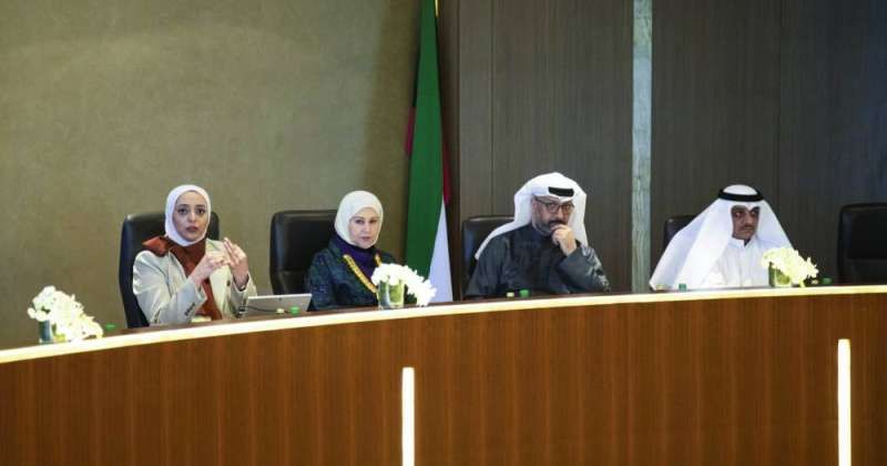 الحمدان مُتحدّثة في الاجتماع