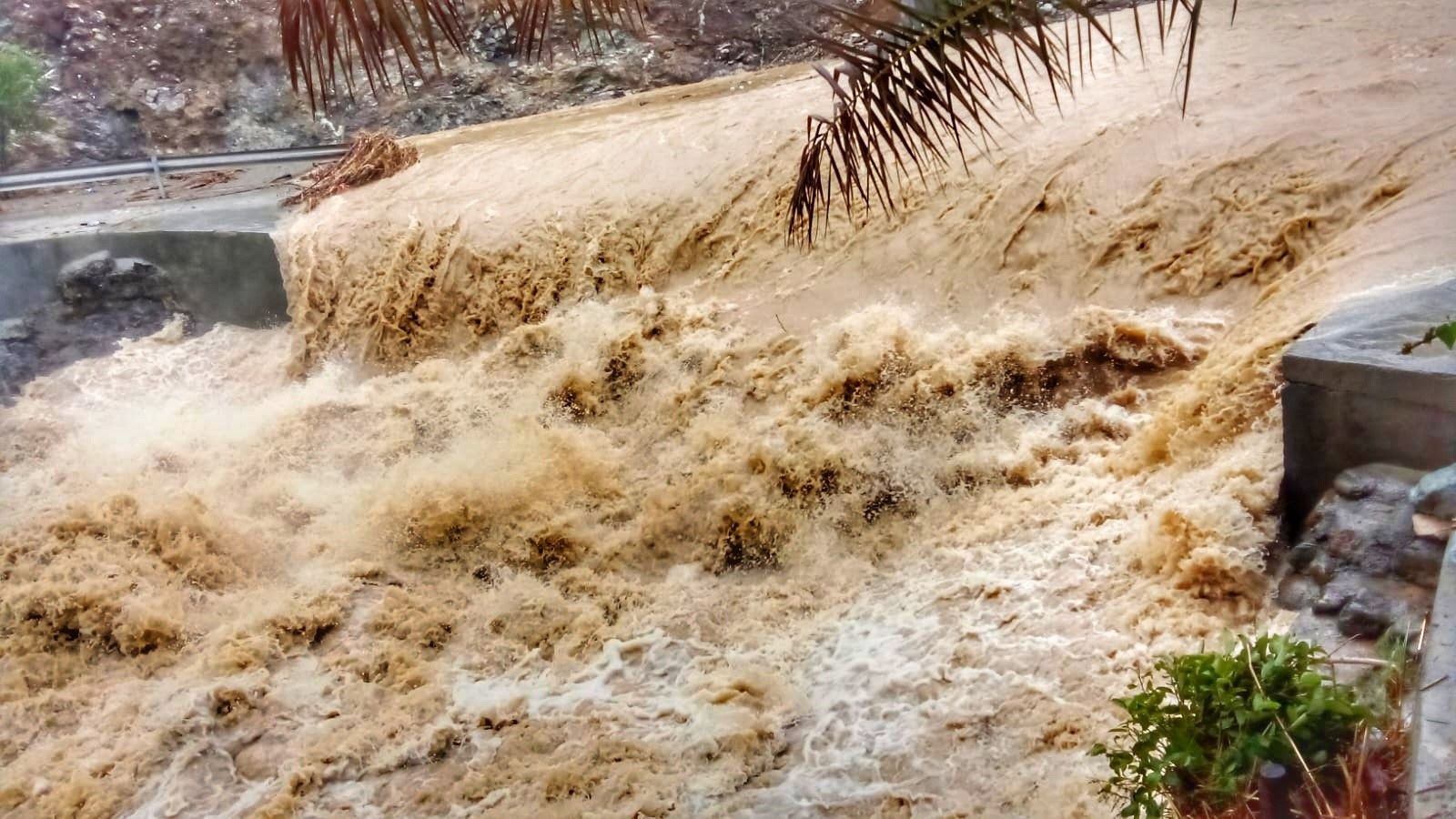 شمال الباطنة تشهد أمطار غزيرة ومتوسطة