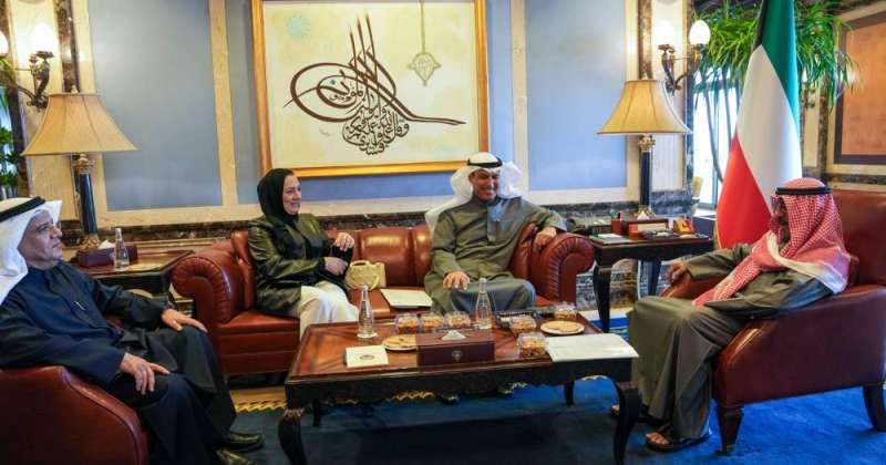 رئيس الوزراء يستقبل رئيسي مجلسي إدارتي «الكويتية» و«رواد الأعمال»