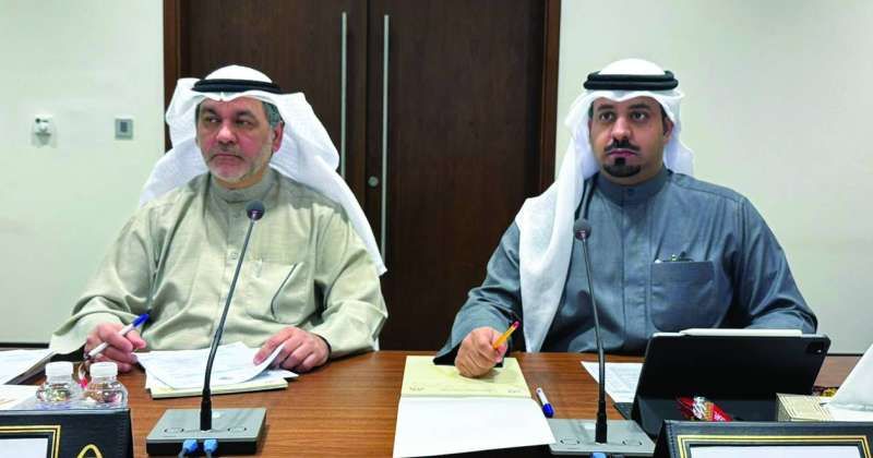 فهد العبدالجادر وحسن كمال خلال اجتماع لجنة العاصمة