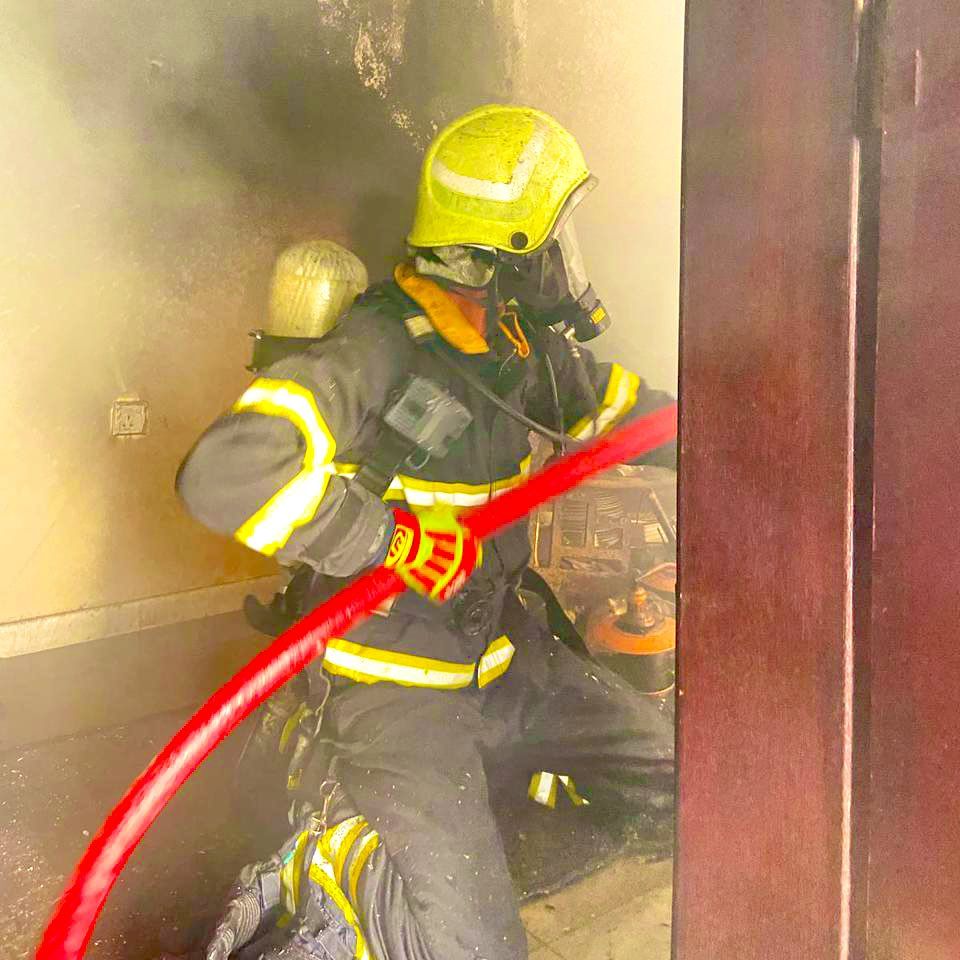 “الدفاع المدني ” يستجيب لحادثة حريق منزل بولاية صور