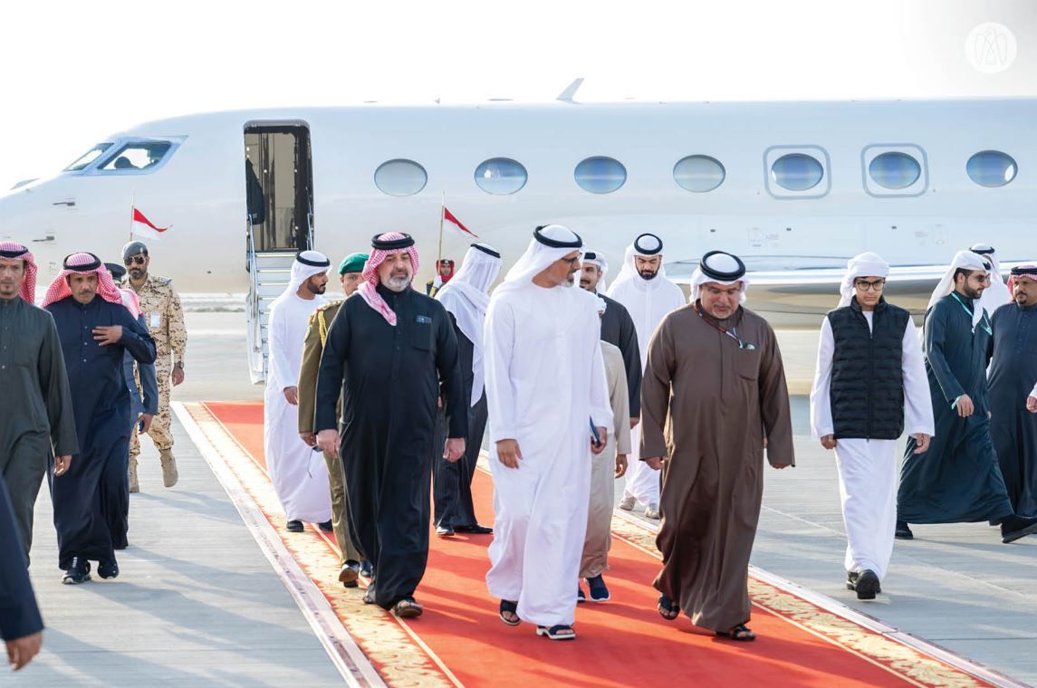 خالد بن محمد بن زايد يصل إلى البحرين في زيارة أخوية