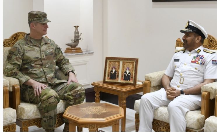 رئيس أركان قوات السُّلطان المسلحة يستقبل قائد القوات الجوية الأمريكية