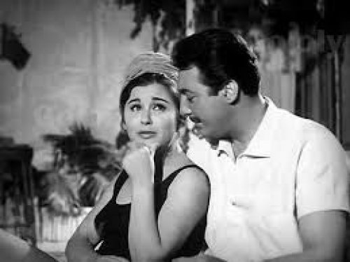 صراخ هستيري للسندريلا سعاد حسني في مشهد ساخن مع رشدي اباظة في هذا الفيلم الممنوع منعاً باتاً من العرض .. لكن المخرج لم يتحرك وترك البطل يكمل متعته حتى النهاية