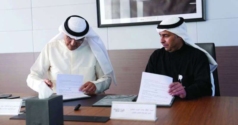سلطان الدبوس وحمد البرجس خلال توقيع البروتوكول