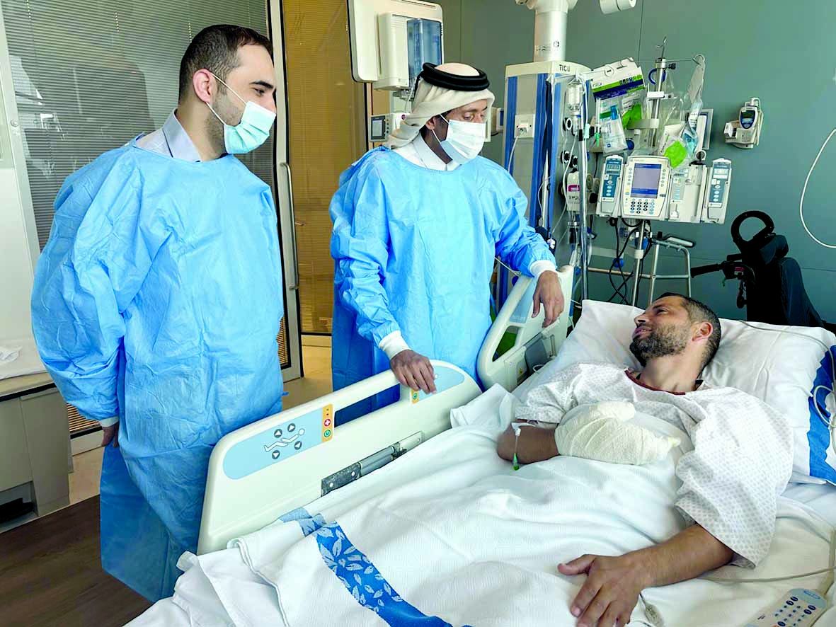 رئيس شبكة الجزيرة يطمئن على حالة الزميل إسماعيل أبو عمر