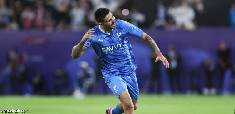 الهلال يهيمن على الاتحاد بضربة رابعة