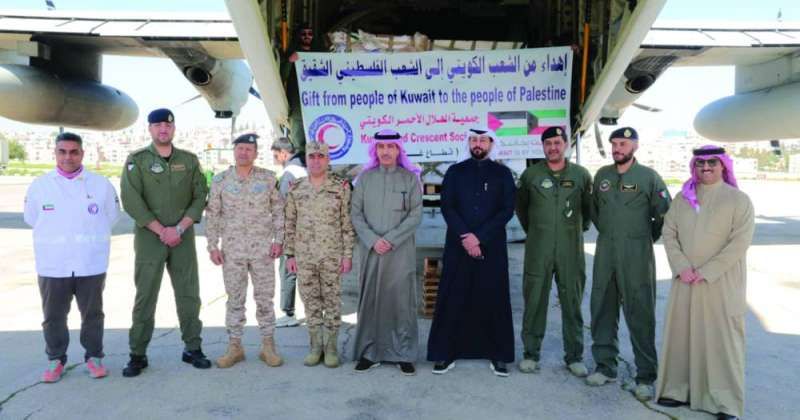 السفير المري وقادة الطائرة ومسؤولو الإغاثة لدى وصول الطائرة