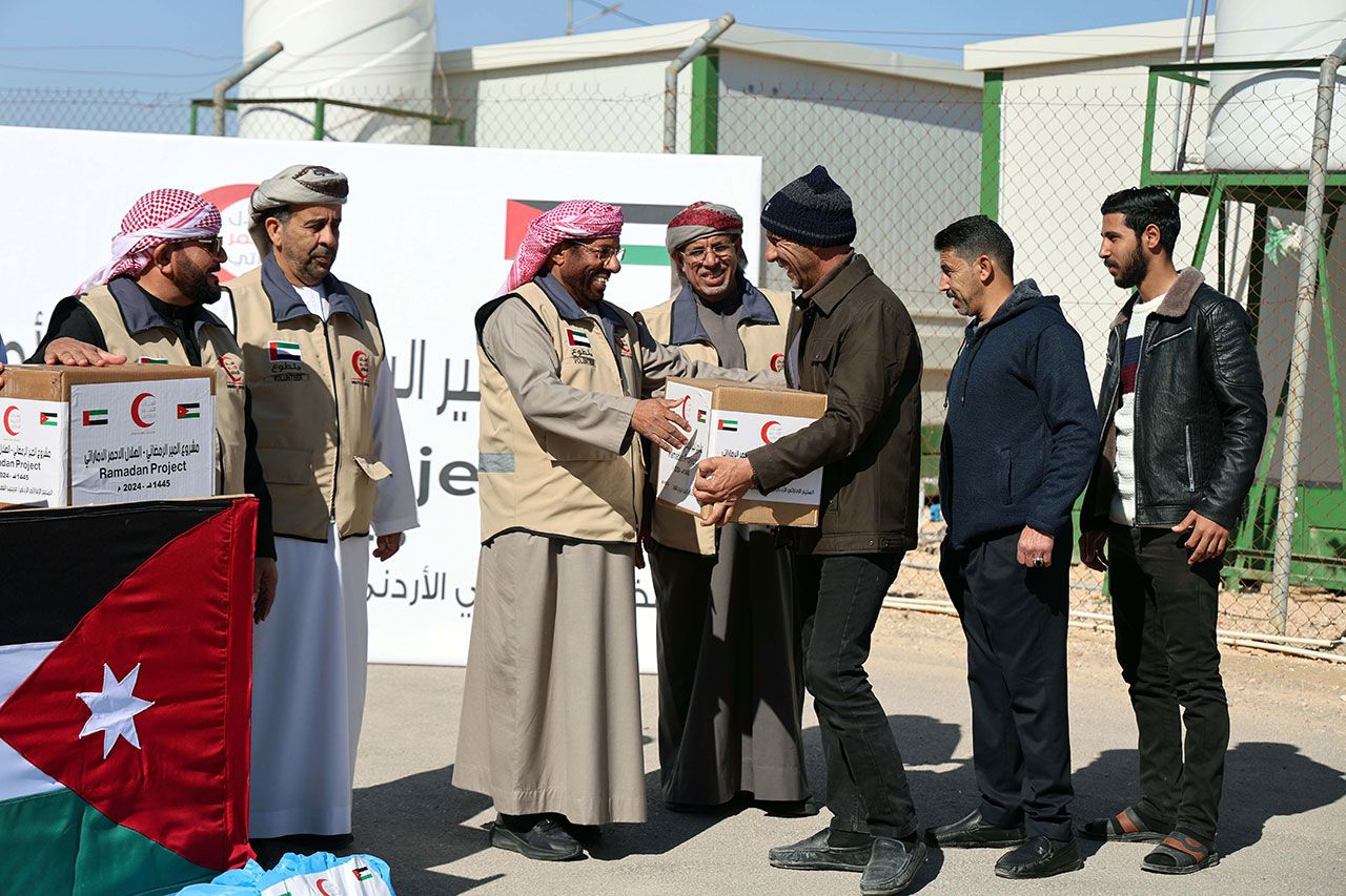 فريق الإغاثة الإماراتي يبدأ توزيع المير الرمضاني في المخيم الإماراتي الأردني بمريجيب الفهود