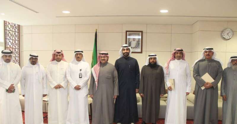 وزير الشؤون كرّم موظفين لجھودھم في تطبيق التصويت الإلكتروني بـ «التعاونيات»