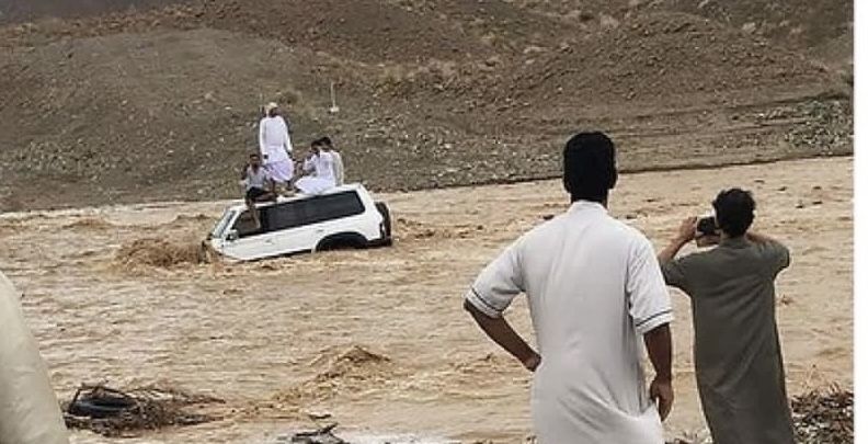 بلاغ عن احتجاز شخصين بمجرى وادٍ ببهلاء