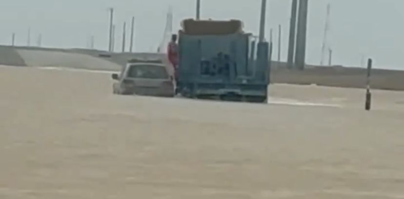 بالفيديو .. إنقاذ شخص بعد مجازفته بعبور الوادي