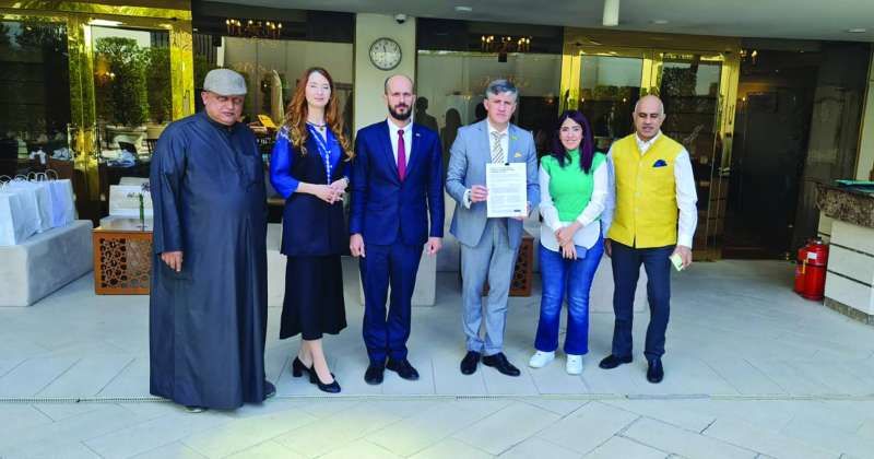 سفير أوكرانيا وعضوا السفارة إيفان وأولها مع عدد من ممثلي وسائل الإعلام