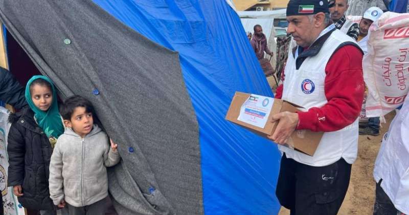 الهلال الأحمر الكويتي يوزع طرودا غذائية على مئات النازحين جنوب قطاع غزة