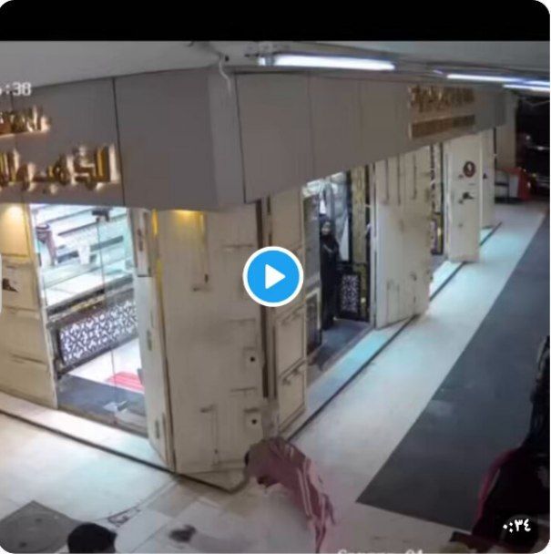 مواطن سعودي شجاع يمتلك قلب الأسد هجم على سارق في محل ذهب يحمل سلاح وقبض عليه بطريقة افلام الأكشن.. فيديو