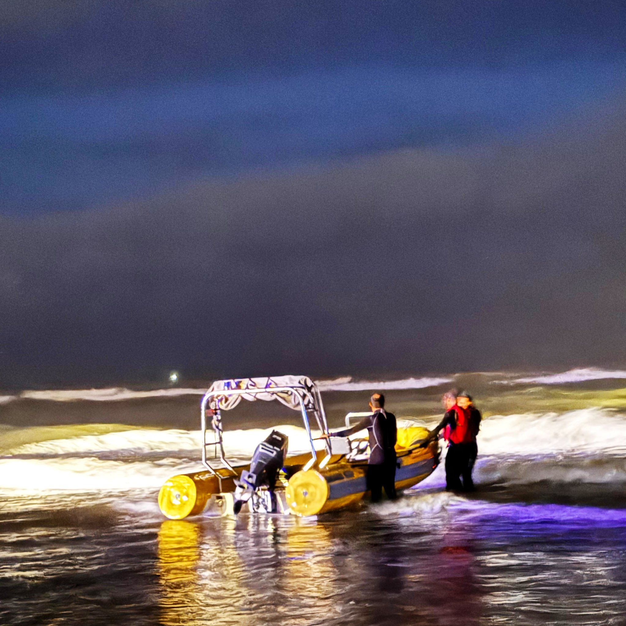 غرق قارب تجاري .. والدفاع المدني يُنقذ طاقمه