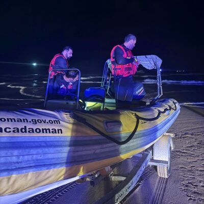 غرق قارب تجاري .. والدفاع المدني يُنقذ طاقمه