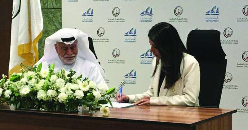 المشعان توقع أحد العقدين