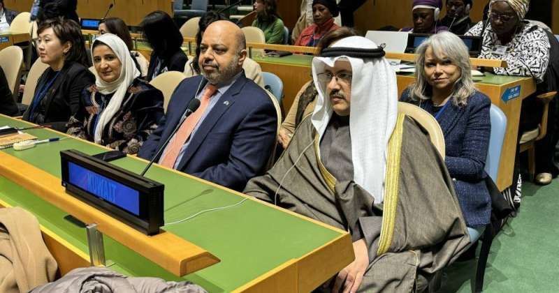 وزير الشؤون مع مندوب الكويت الدائم لدى الأمم المتحدة أثناء افتتاح أعمال اللجنة