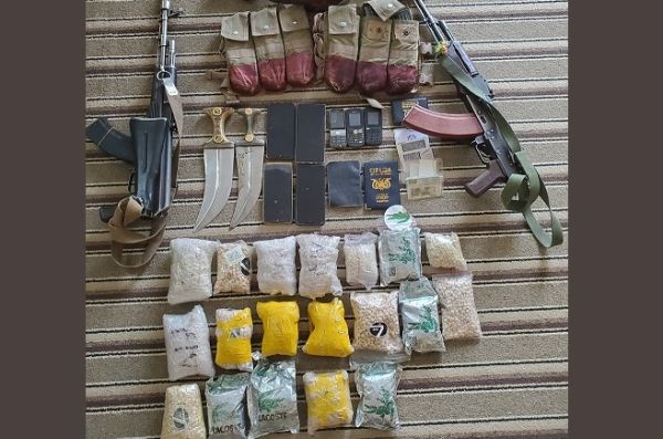 قوات الجيش تضبط عصابة ترويج وبيع مخدرات في الطريق الدولي بحضرموت