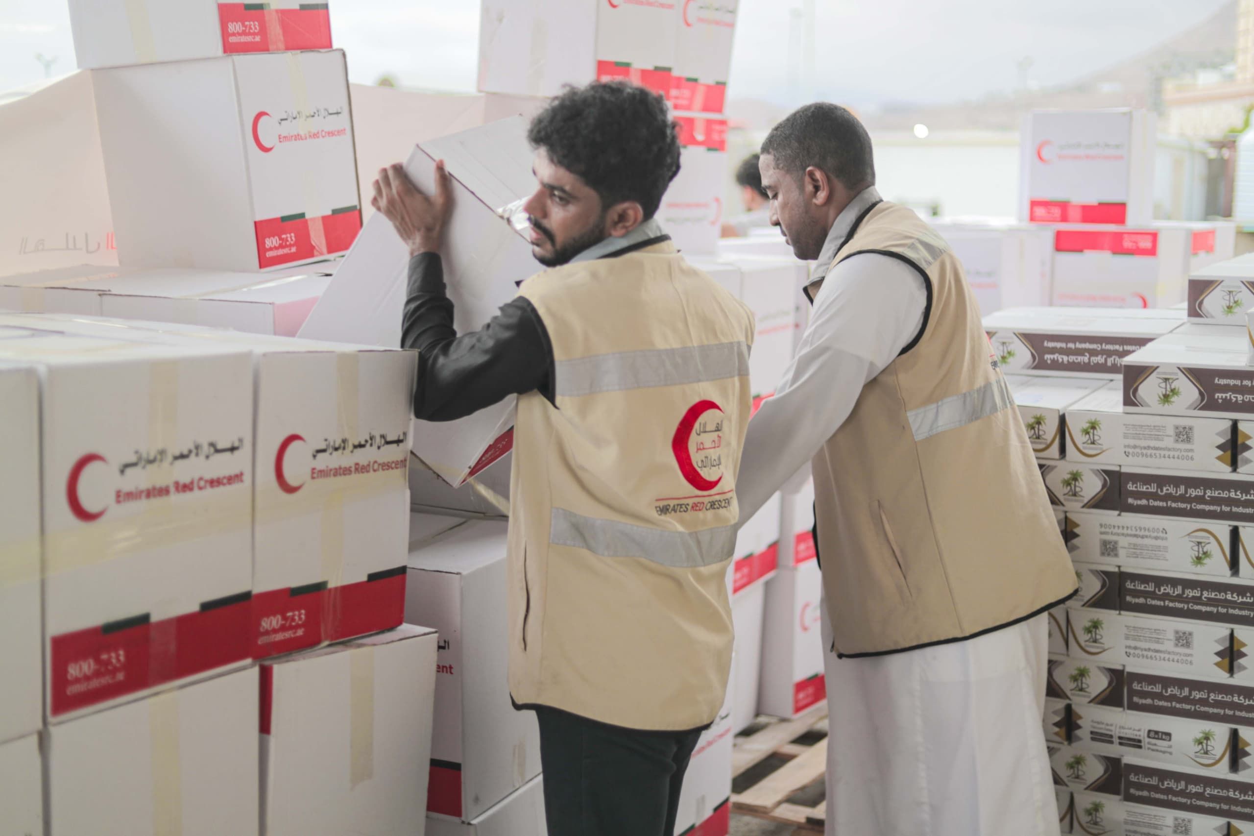 الهلال الأحمر الإماراتي يدشن مشروع توزيع المير الرمضاني بالمكلا في حضرموت