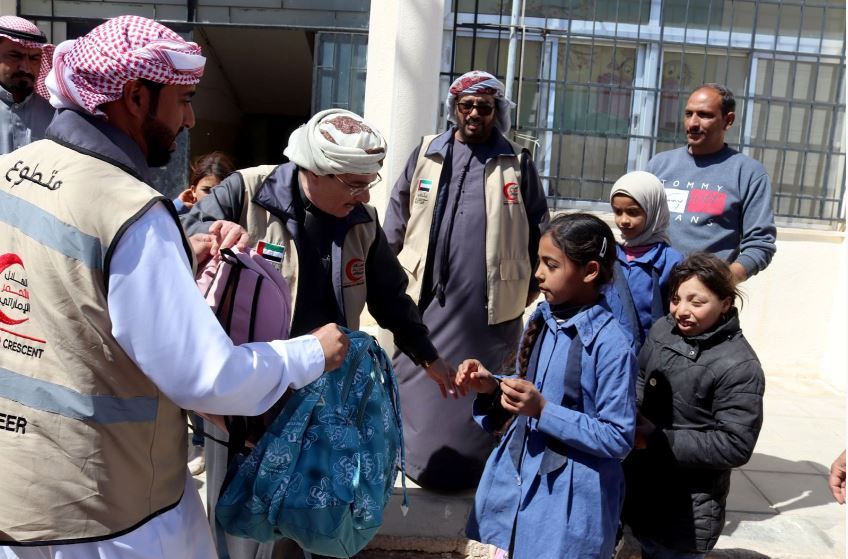 الهلال الأحمر الإماراتي يهدي حقائب مدرسية لأطفال مدارس في قضاء الأزرق الأردني
