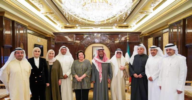 رئيس الوزراء يستقبل رئيس وأعضاء هيئة تطوير القطاع غير الربحي ورئيس وأعضاء اتحاد المدارس الخاصة ومجموعة من أهالي الشهداء والمفقودين