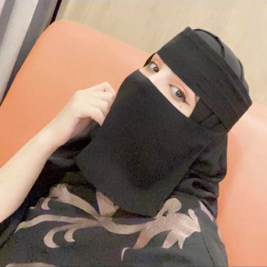 شاهد: عارضة الأزياء الأمريكية تايلور هيلر تتألق بالزي النجدي السعودي وتقدم نصائح لفتيات المملكة!