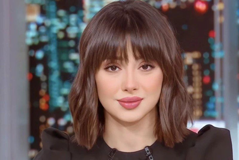 سعودي جريء يفاجأ مذيعة قناة الجزيرة بإتصال مباشر… طلب منها شيء محرج وصادم جعلها تنفعل بشدة وتغادر البرنامج والدموع ملئ عينيها..لن تصدق ماحدث!