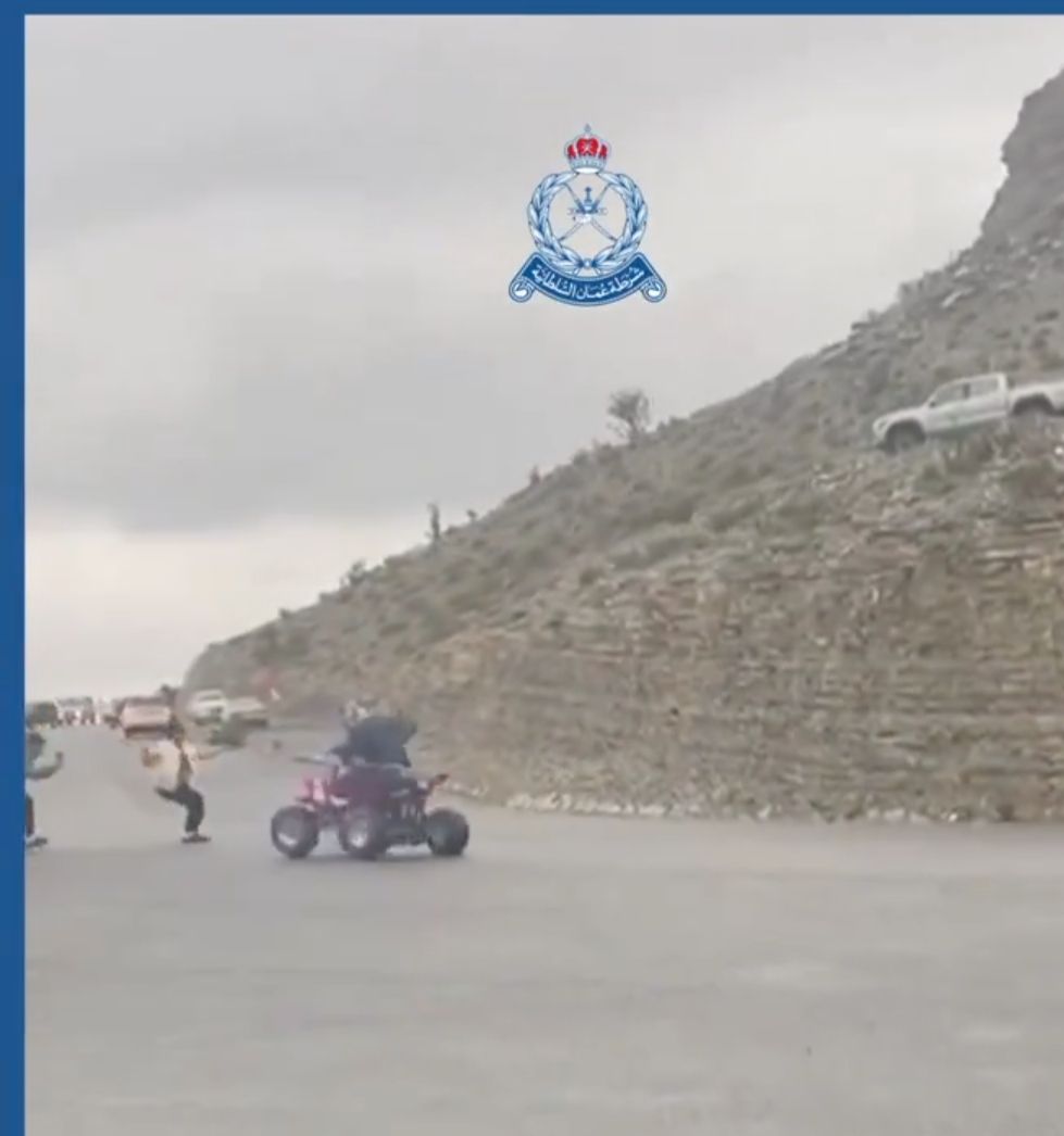 استيقاف سائق دراجة نارية ببهلاء لتعريض مستخدمي الطريق للخطر