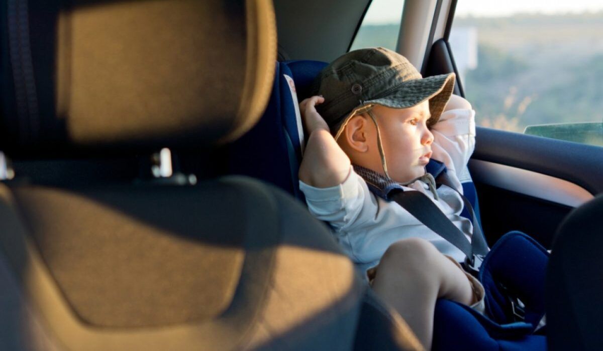 كم مخالفة جلوس الطفل في المقعد الأمامي في السعودية وطريقة سدادها