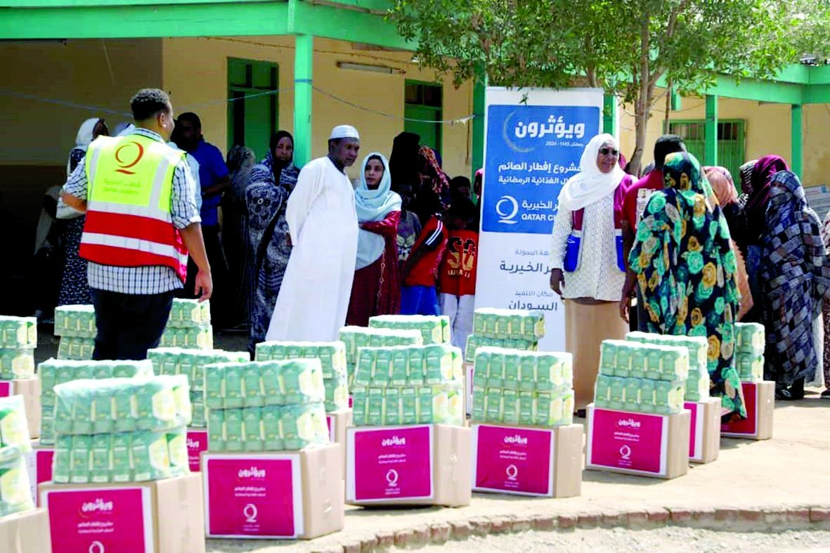 قطر الخيرية توفر سلالاً غذائية للنازحين بالسودان