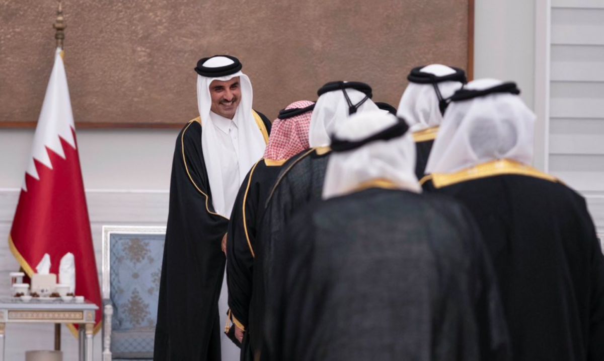 سمو الأمير يقيم مأدبة إفطار لأعضاء الأسرة الحاكمة والأعيان ووجهاء البلاد