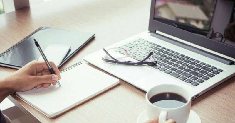 «التربية» تبحث تخصيص يوم في الشهر للدراسة «أونلاين»