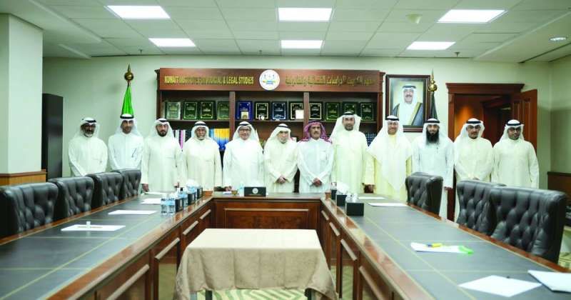 أعضاء اللجنة في صورة جماعية