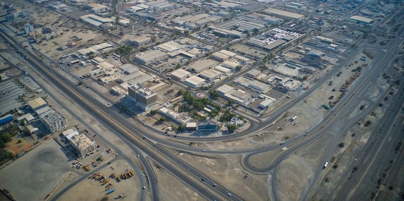 التوقيع على 3 عقود استثمار لإنشاء مشروعات صناعة المنتجات البلاستيكية والأجهزة الطبية والمراتب بـ ” مدائن “