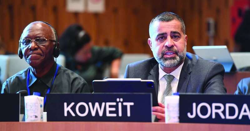 آدم الملا ملقياً كلمة الكويت