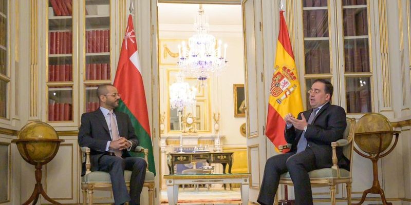 وزير الخارجية يبحث مع نظيره الإسباني عدداً من القضايا الإقليمية والعالمية