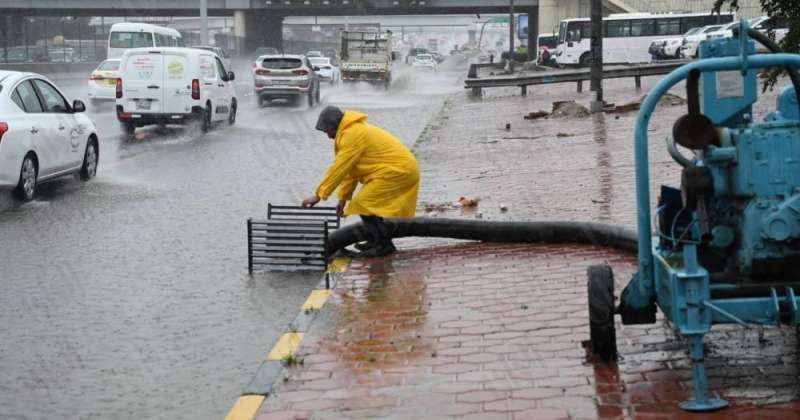 «الأشغال» تتعامل مع تجمعات مياه الأمطار