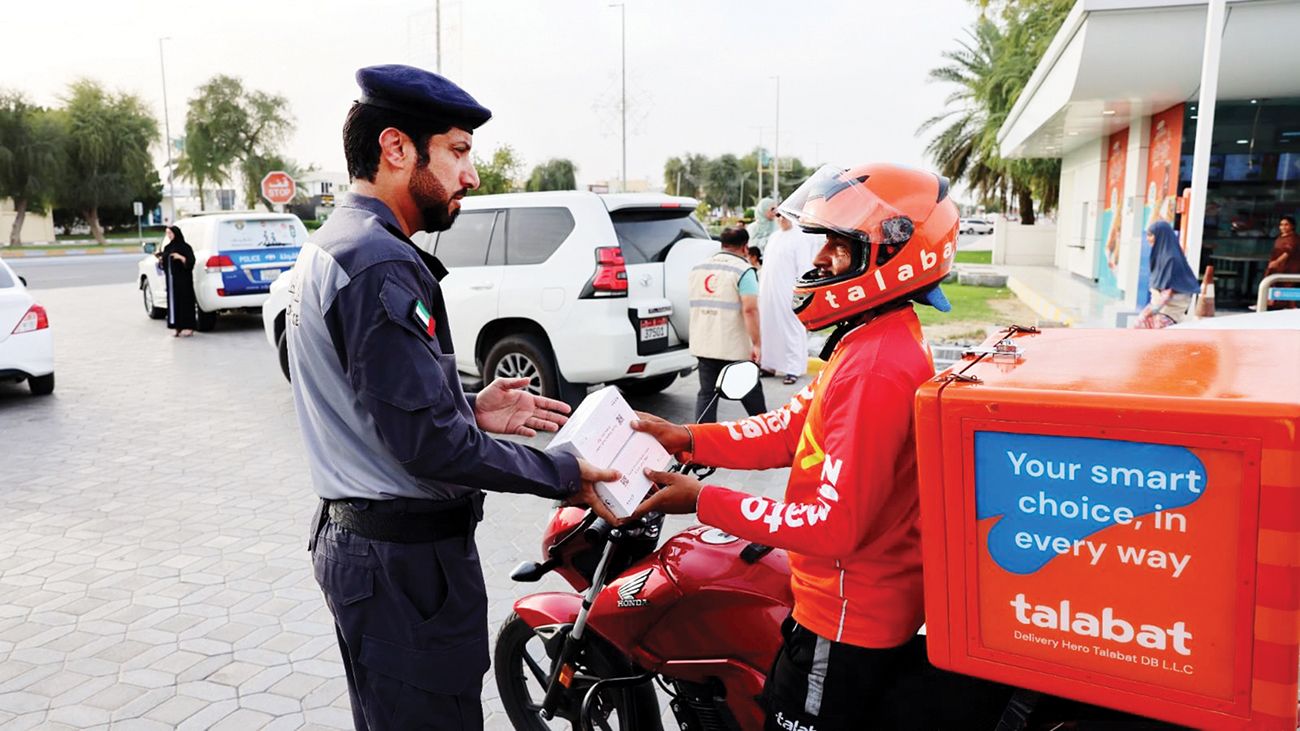 شرطة أبوظبي تشارك في مبادرة «كسر الصيام»