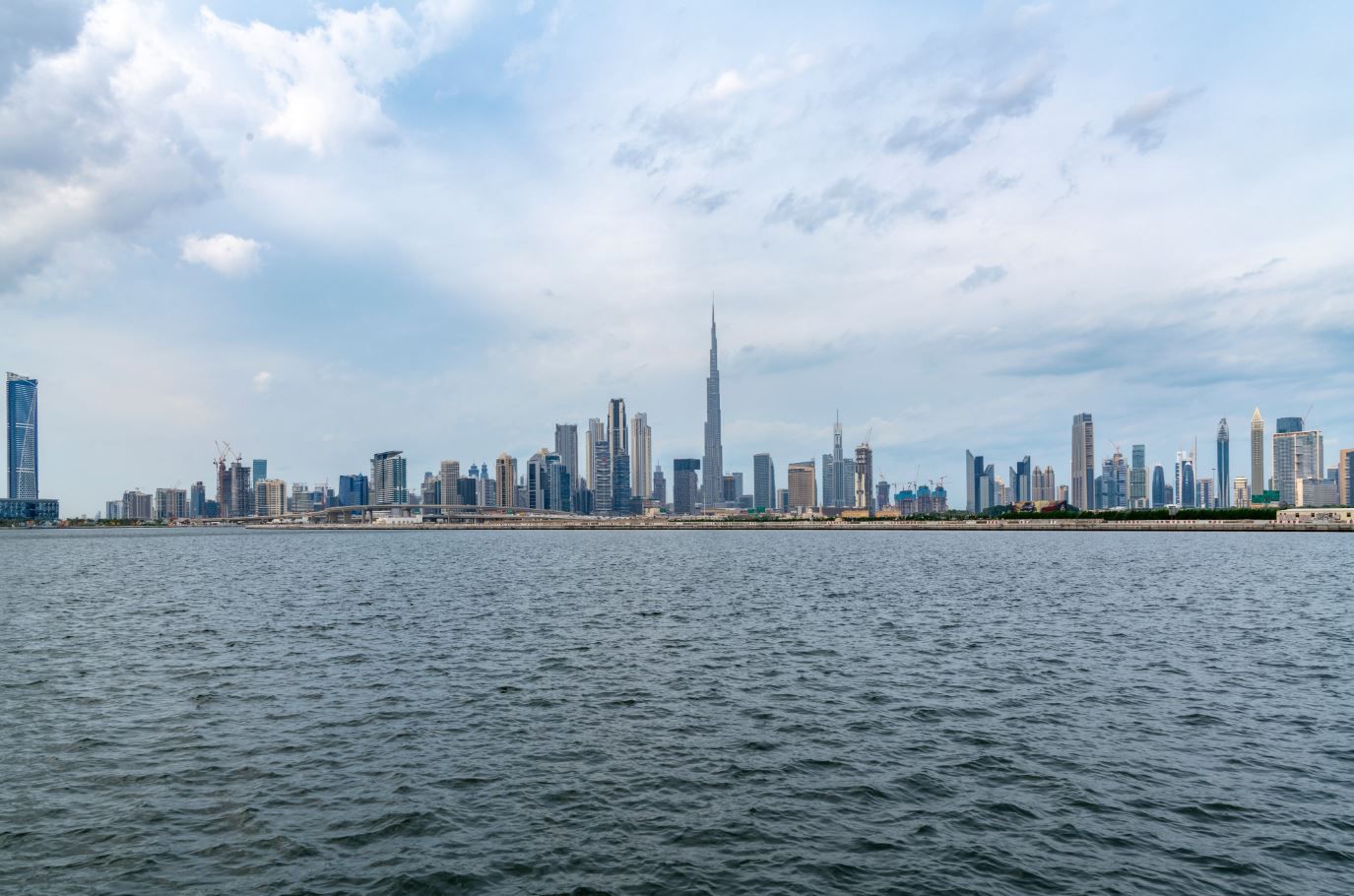 طقس الإمارات غائم جزئياً غداً وفرصة لسقوط أمطار