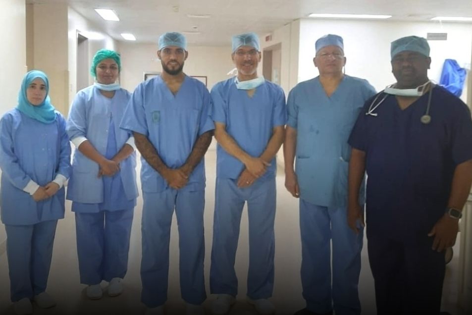 مستشفى الرستاق يُجري جراحة طارئة لإصلاح فتق خانق للأمعاء لطفل