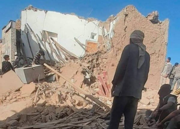 منظمة حقوقية: 4 من ضحايا "رداع" قتلوا بقذيفة حوثية استهدفت مواطنين مُسعفين
