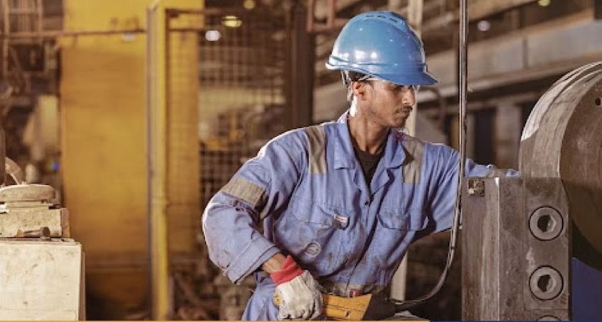 بدء استلام طلبات تصاريح العمل في أوقات الظهيرة لبعض المنشآت