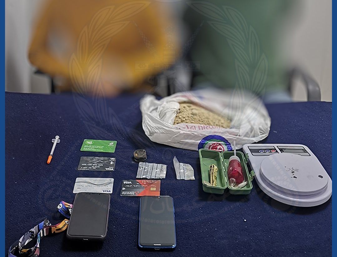 القبض على متهمين بحيازة مخدرات والإتجار بها