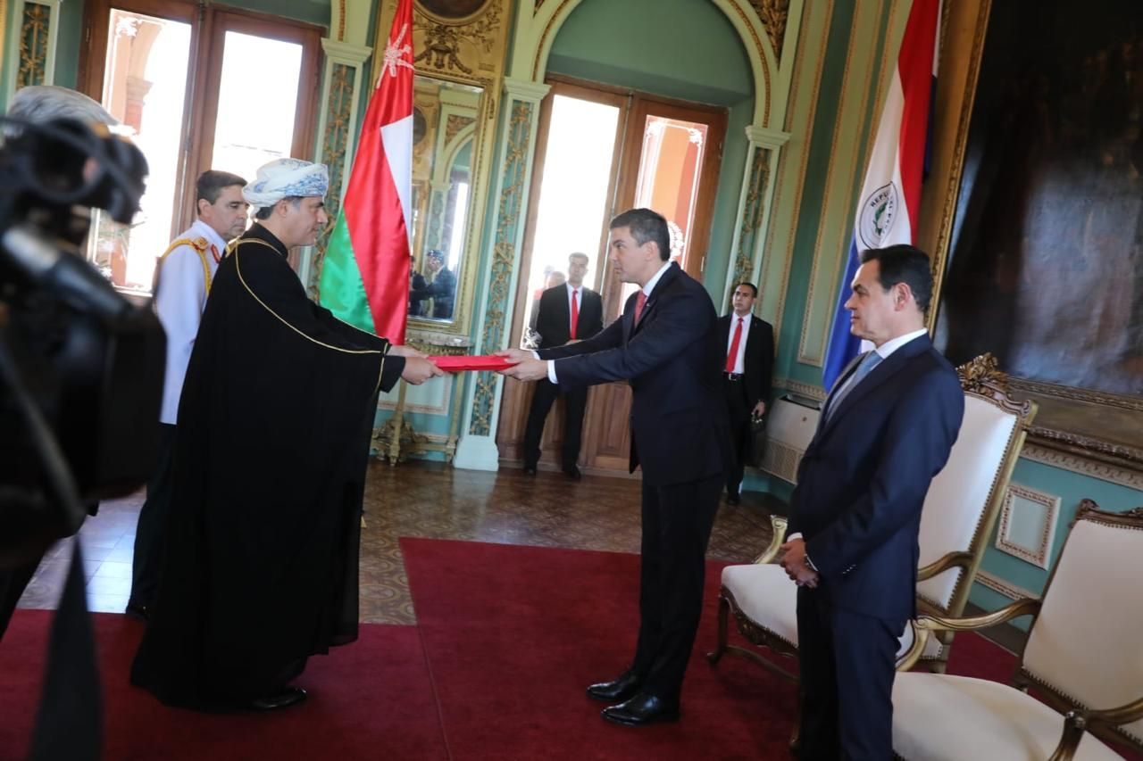 طلال الرحبي يقدم أوراق اعتماده سفيرًا غير مقيم لدى البارغواي