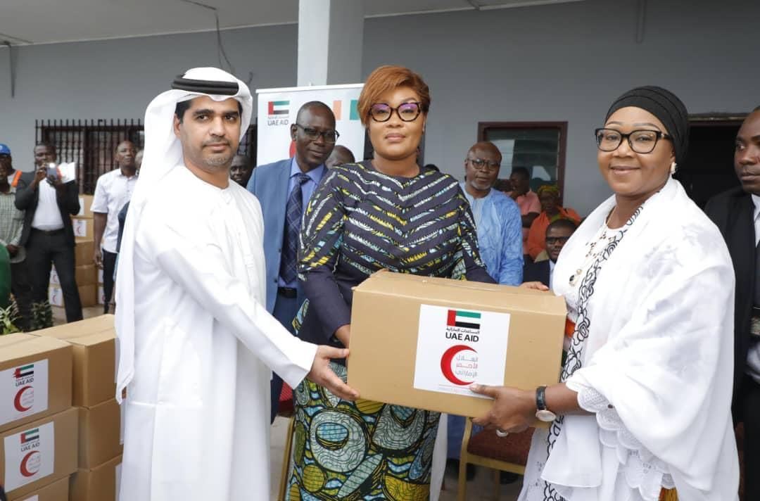 سفارة الإمارات في أبيدجان تشرف على توزيع سلال غذائية ووجبات إفطار