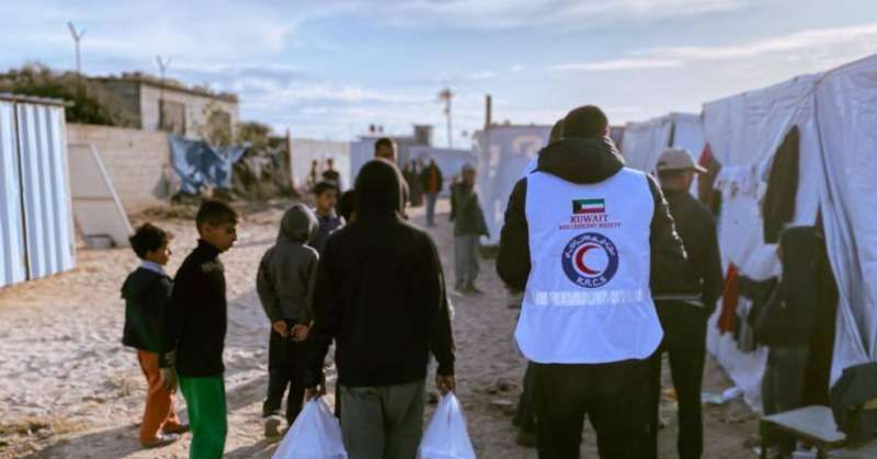 الهلال الأحمر الكويتي يوزع 30 ألف وجبة إفطار جنوب غزة