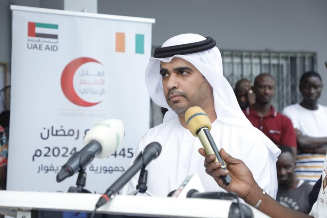 سفارة الإمارات في أبيدجان تشرف على توزيع سلال غذائية ووجبات إفطار