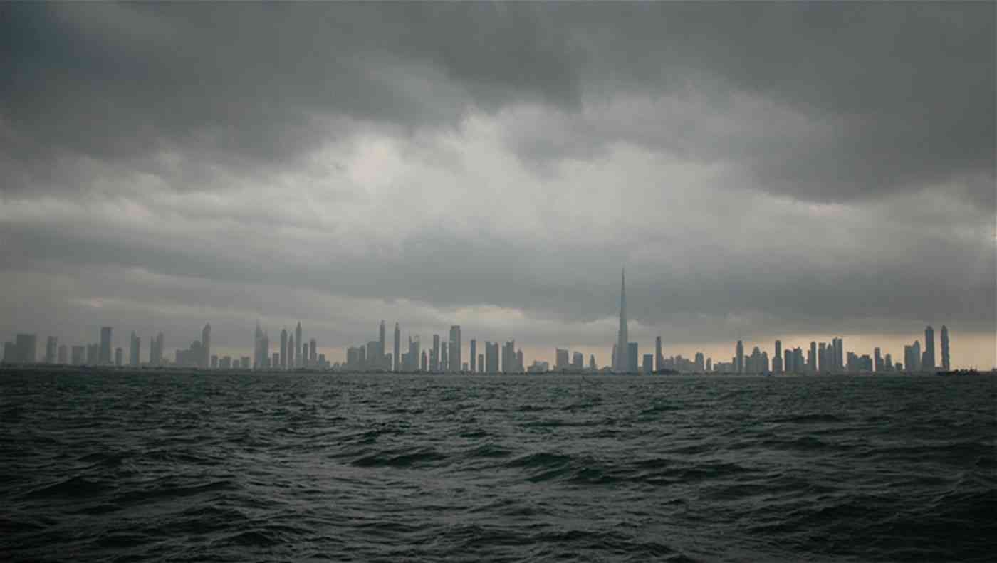 طقس الغد في الإمارات غائم جزئياً وانخفاض بدرجات الحرارة